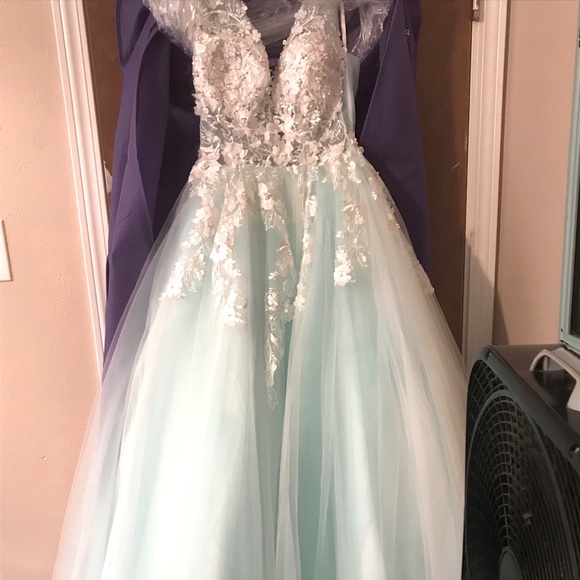 Beautiful wedding /prom dress - Picture 1 of 3